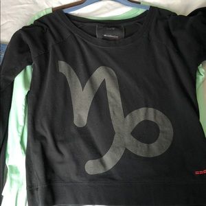 Peace Love World Sweater Black Capricorn